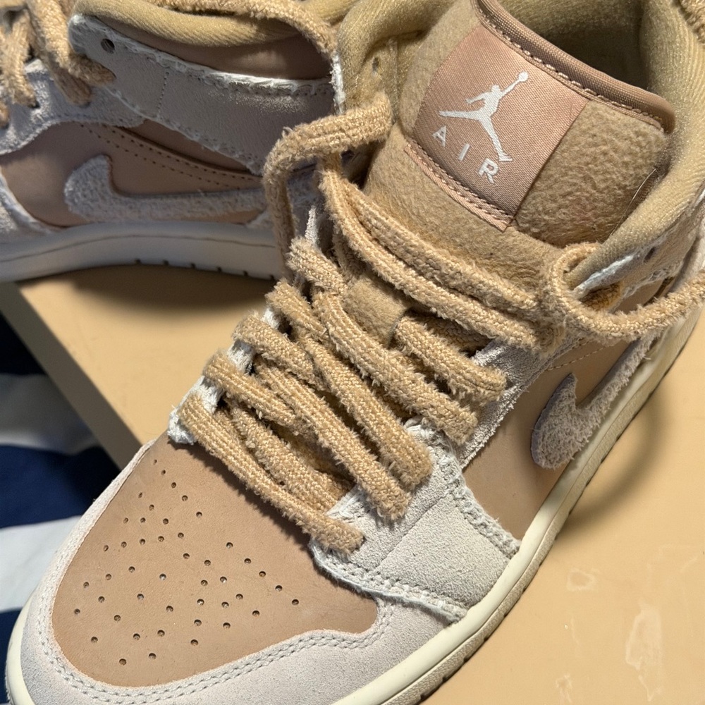 Nike Air Jordan 1 Mid Beige and Blush Suede Sneakers HEMP

Only worn it once - Picture 5 of 6